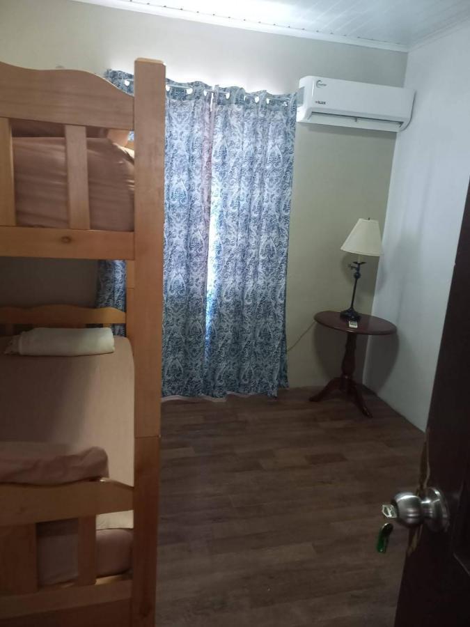Pista Q Hostel And Apartments Ораниестад Екстериор снимка