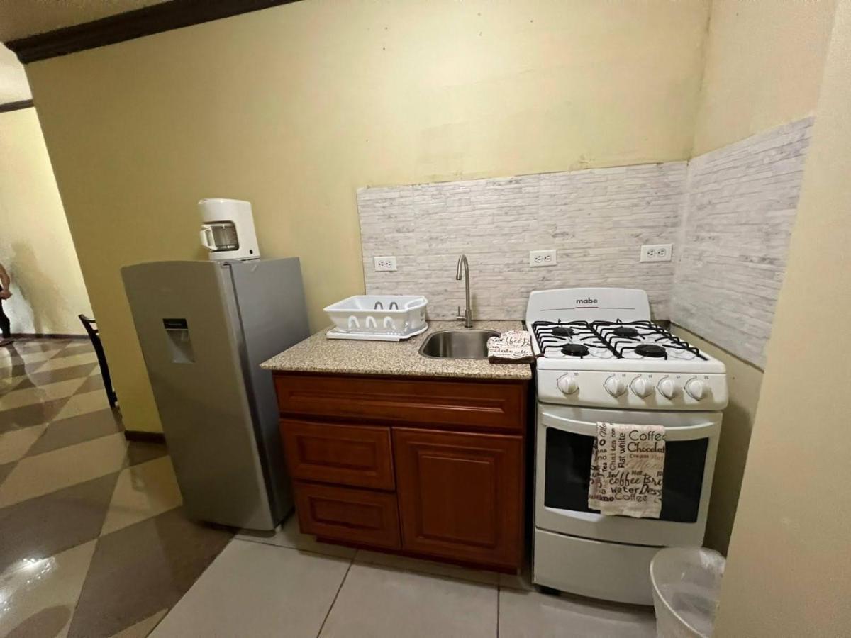 Pista Q Hostel And Apartments Ораниестад Екстериор снимка