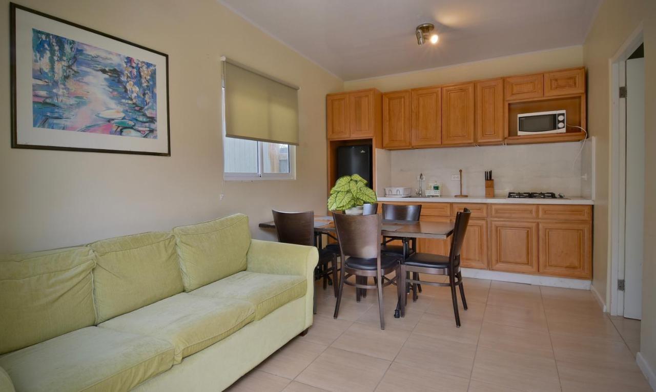 Pista Q Hostel And Apartments Ораниестад Екстериор снимка