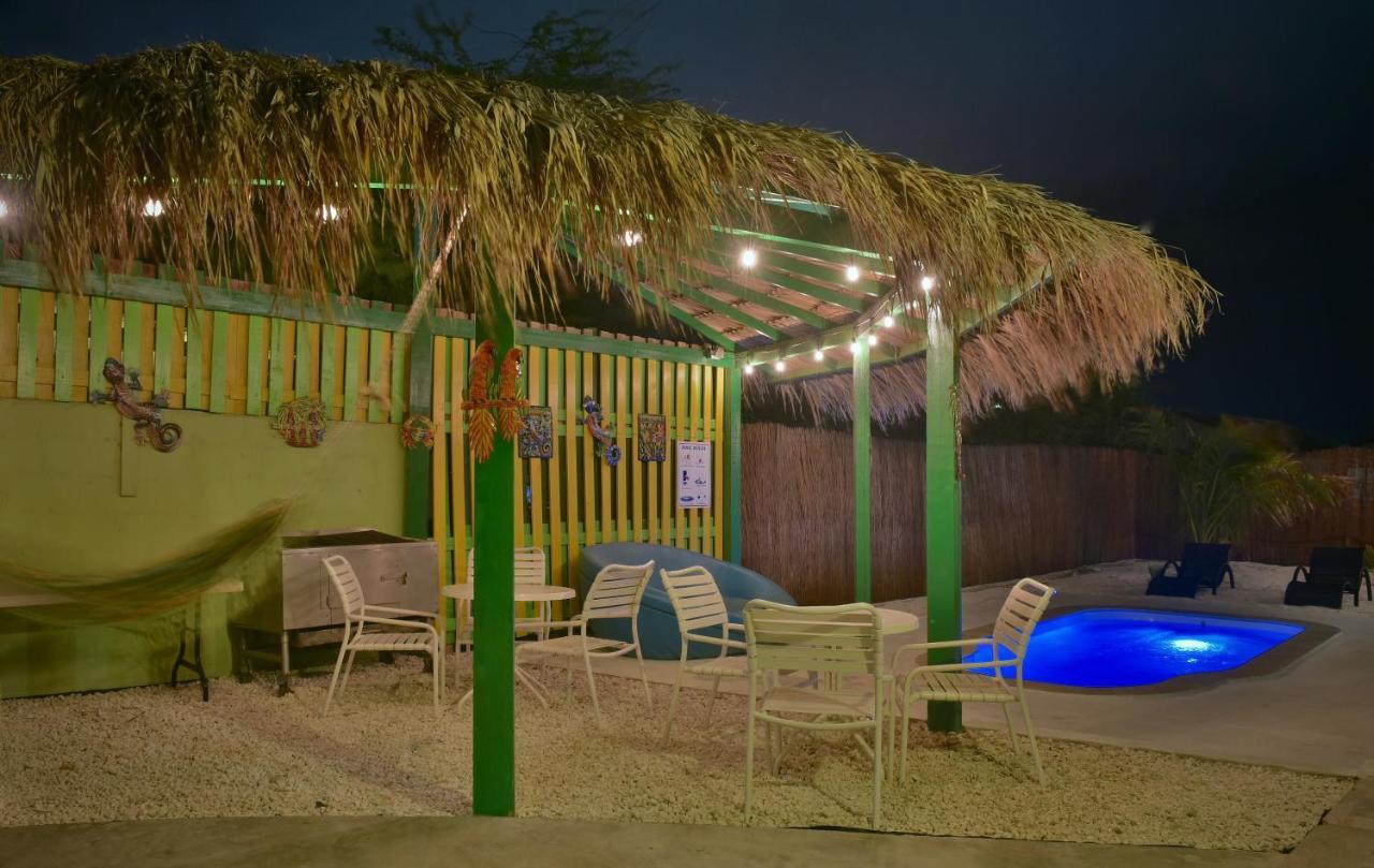 Pista Q Hostel And Apartments Ораниестад Екстериор снимка