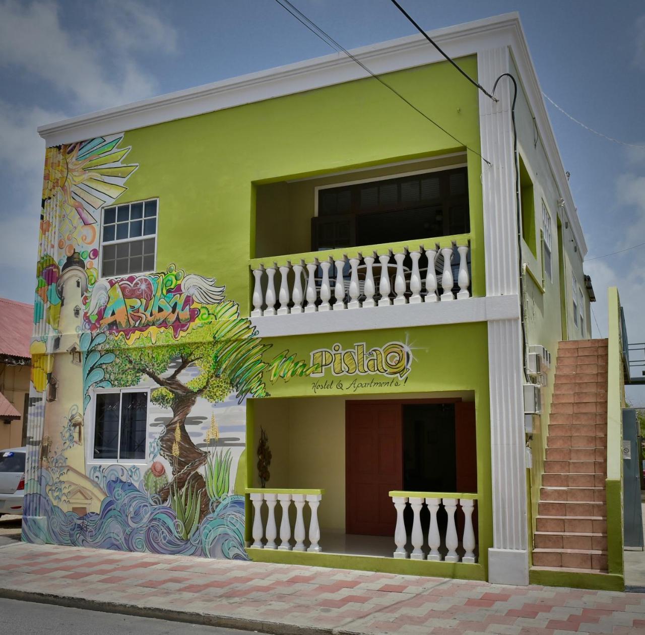 Pista Q Hostel And Apartments Ораниестад Екстериор снимка