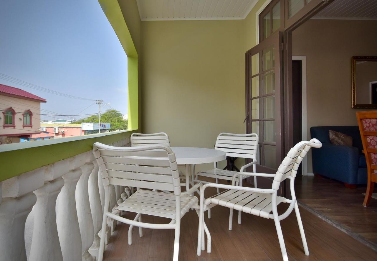 Pista Q Hostel And Apartments Ораниестад Екстериор снимка